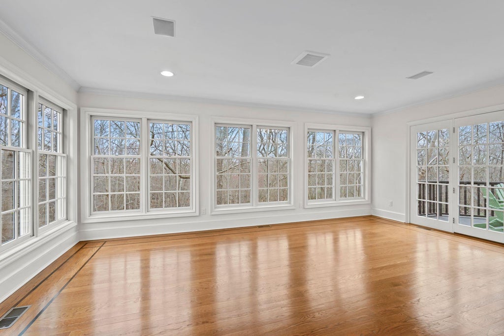 14 of 42 - 9 Oakwood Drive, Lloyd Harbor, NY