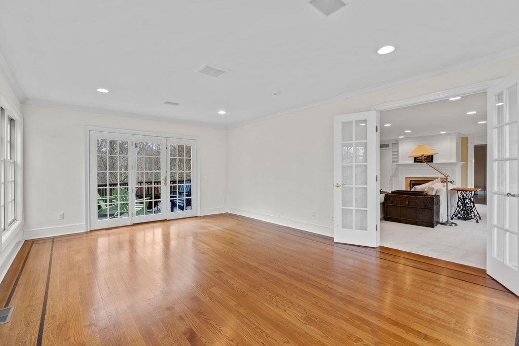 15 of 42 - 9 Oakwood Drive, Lloyd Harbor, NY