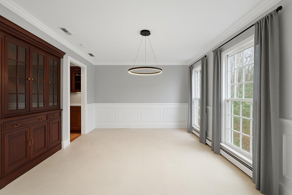 17 of 42 - 9 Oakwood Drive, Lloyd Harbor, NY