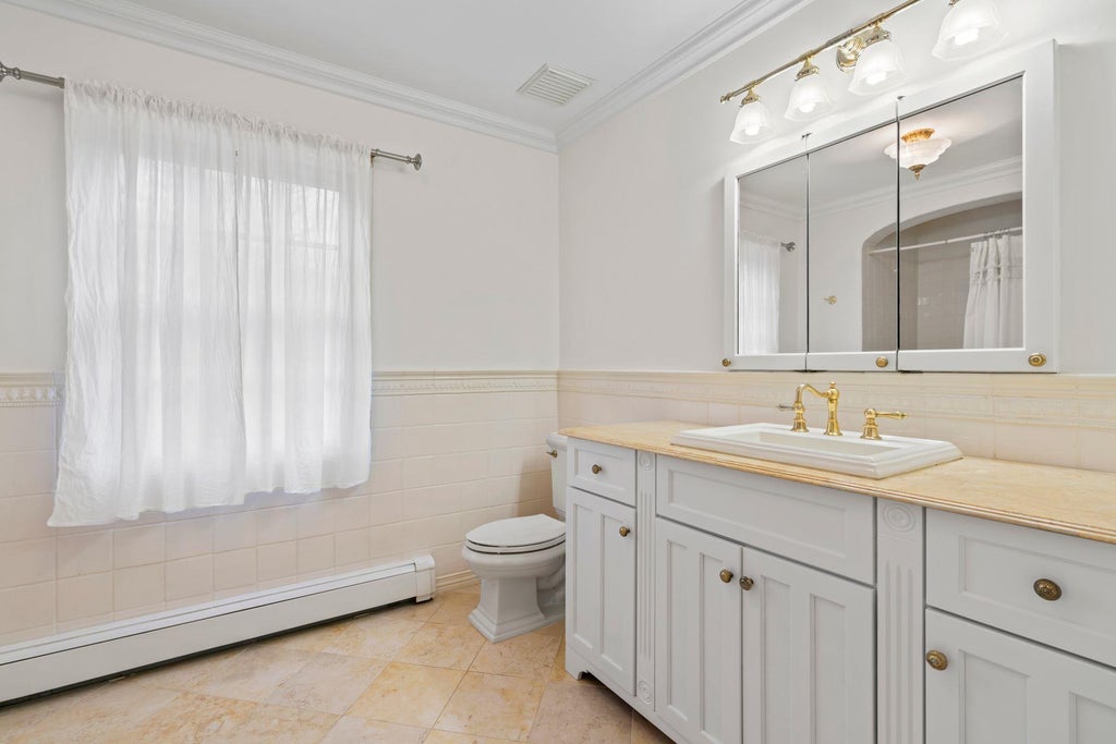 19 of 42 - 9 Oakwood Drive, Lloyd Harbor, NY