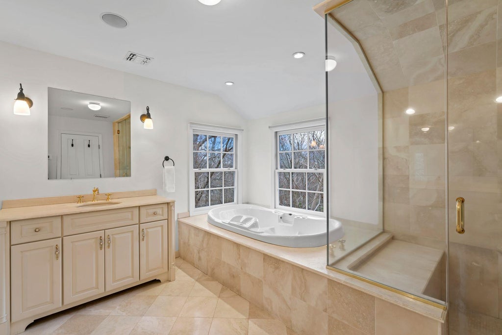 26 of 42 - 9 Oakwood Drive, Lloyd Harbor, NY