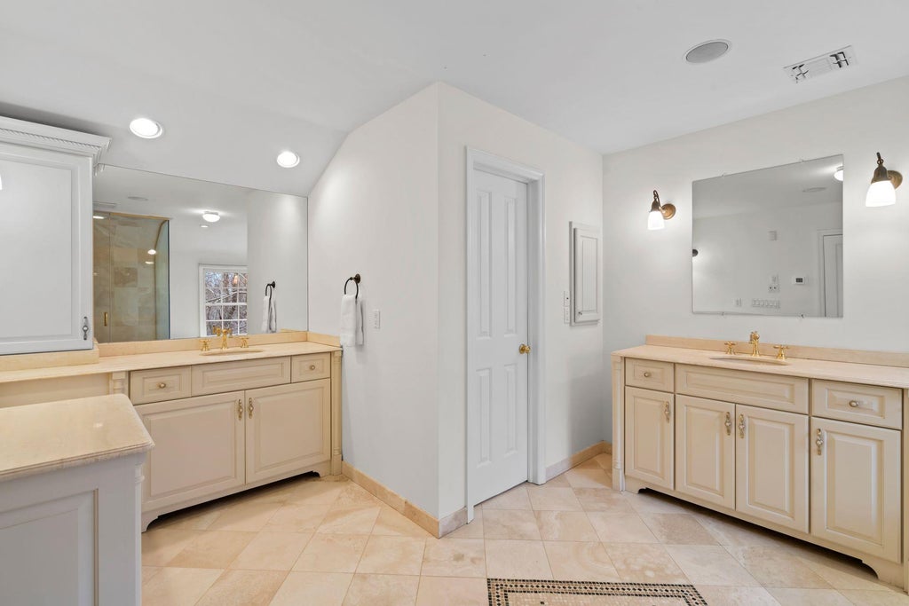 27 of 42 - 9 Oakwood Drive, Lloyd Harbor, NY