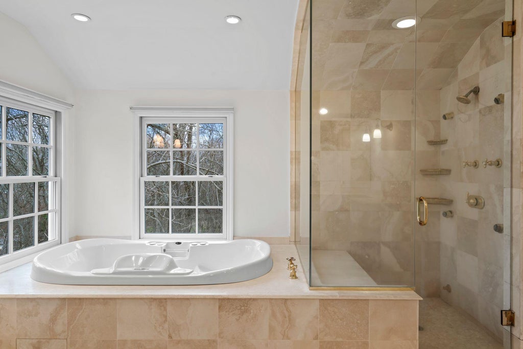 28 of 42 - 9 Oakwood Drive, Lloyd Harbor, NY