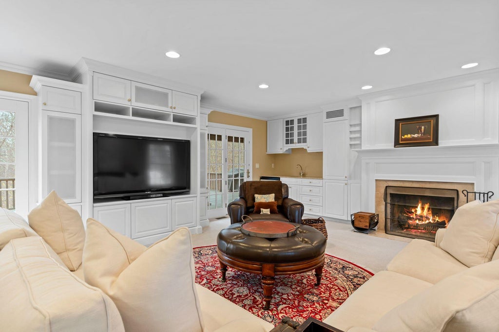2 of 42 - 9 Oakwood Drive, Lloyd Harbor, NY