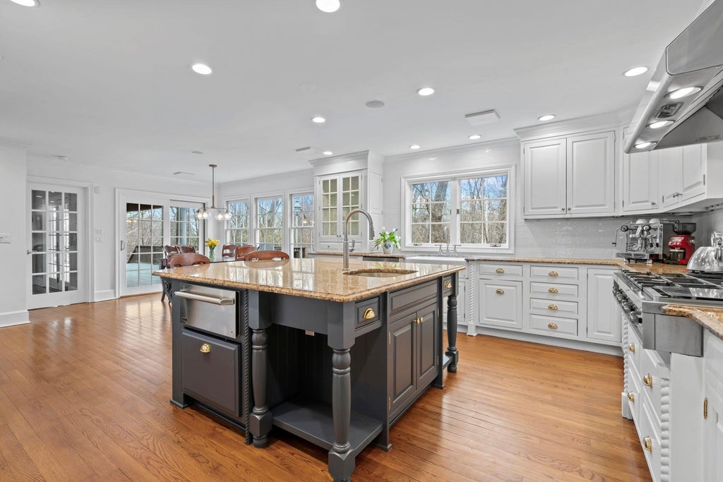 3 of 42 - 9 Oakwood Drive, Lloyd Harbor, NY
