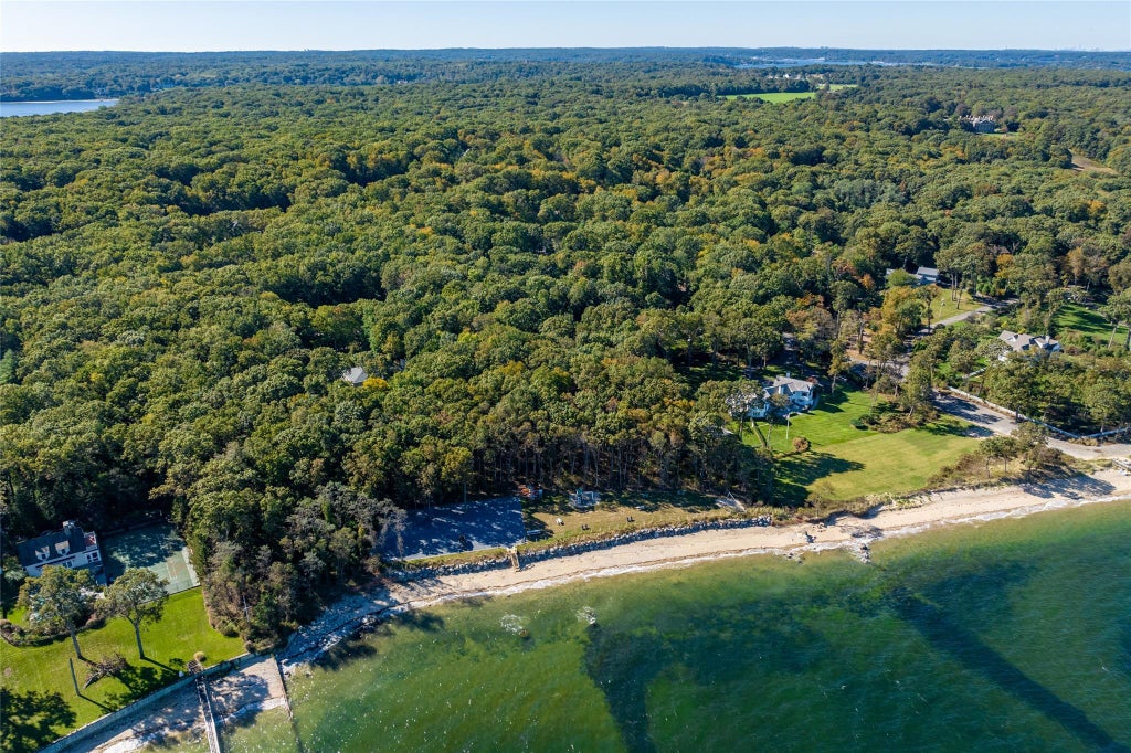 41 of 42 - 9 Oakwood Drive, Lloyd Harbor, NY