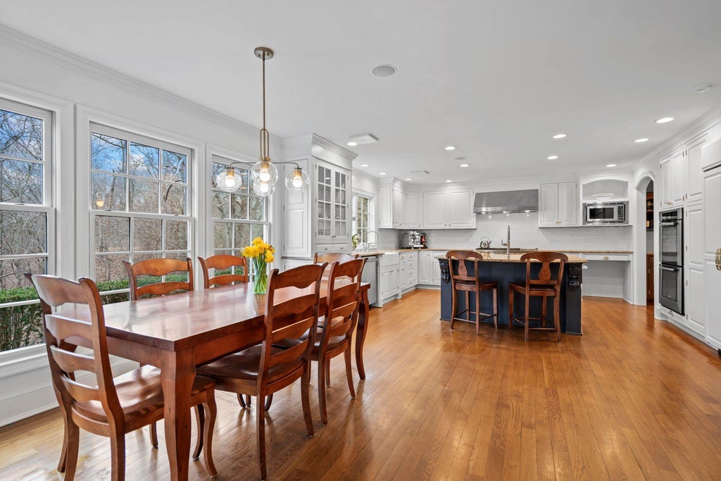 4 of 42 - 9 Oakwood Drive, Lloyd Harbor, NY