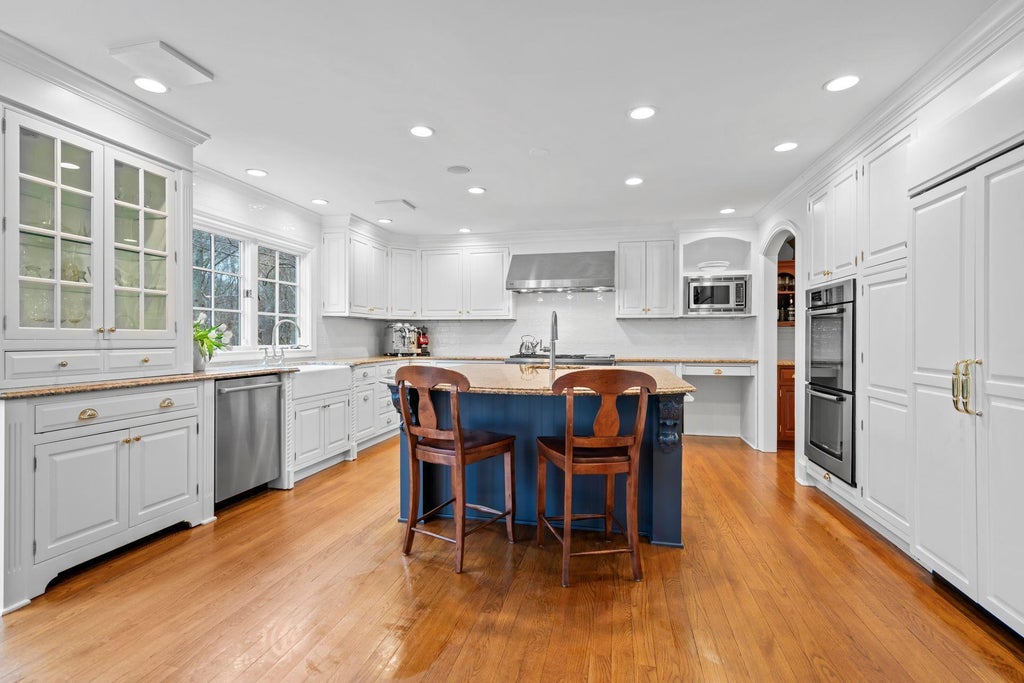 5 of 42 - 9 Oakwood Drive, Lloyd Harbor, NY