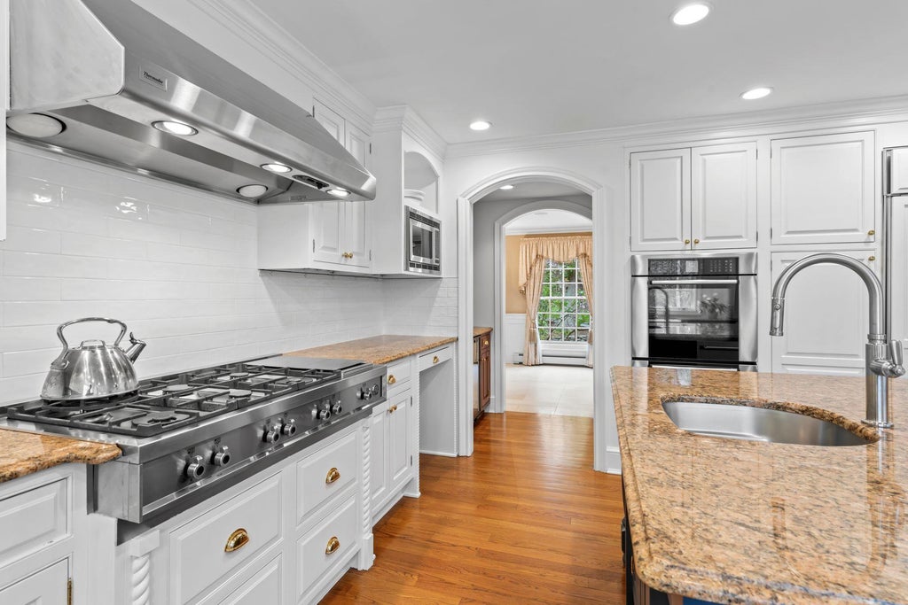 6 of 42 - 9 Oakwood Drive, Lloyd Harbor, NY