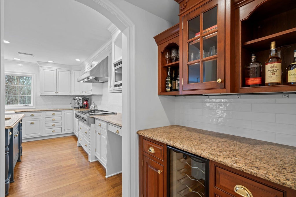 7 of 42 - 9 Oakwood Drive, Lloyd Harbor, NY