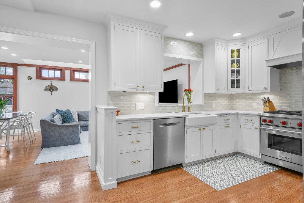 15 of 50 - 16 Locust Avenue, Larchmont, NY