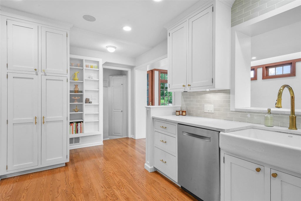 17 of 50 - 16 Locust Avenue, Larchmont, NY