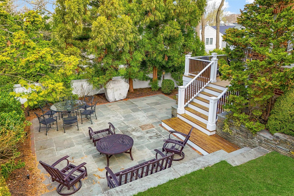 21 of 50 - 16 Locust Avenue, Larchmont, NY