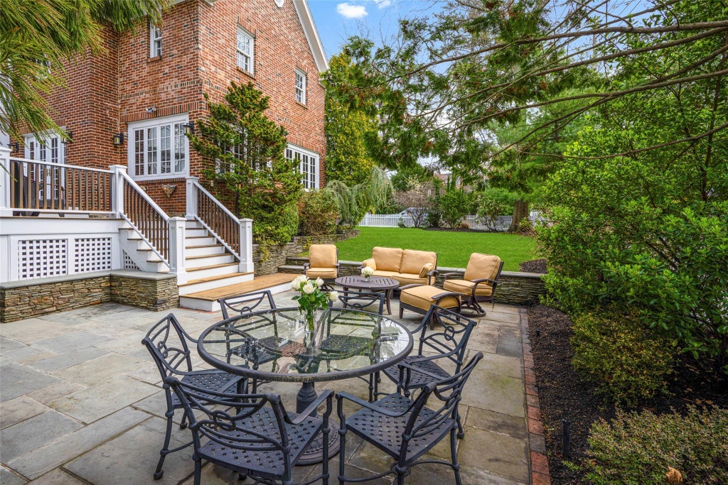22 of 50 - 16 Locust Avenue, Larchmont, NY