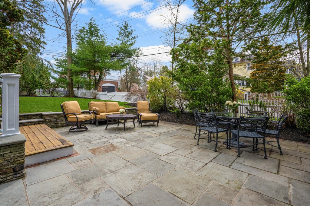 23 of 50 - 16 Locust Avenue, Larchmont, NY