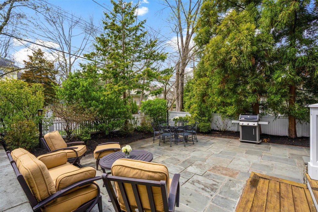24 of 50 - 16 Locust Avenue, Larchmont, NY