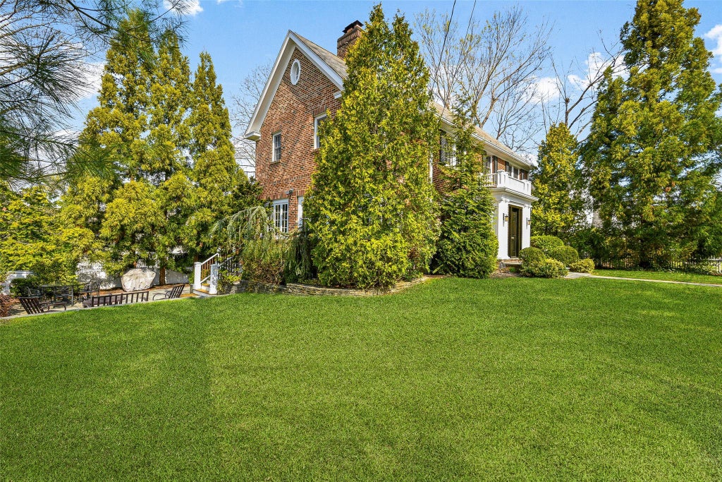 25 of 50 - 16 Locust Avenue, Larchmont, NY