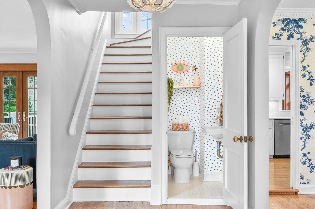 26 of 50 - 16 Locust Avenue, Larchmont, NY