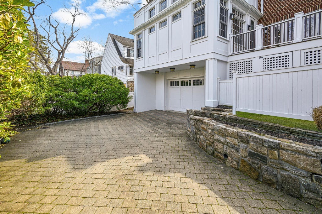 41 of 50 - 16 Locust Avenue, Larchmont, NY