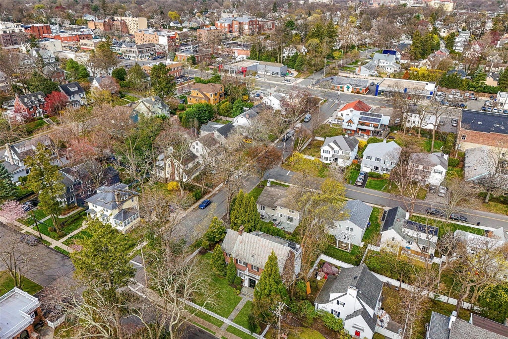 43 of 50 - 16 Locust Avenue, Larchmont, NY