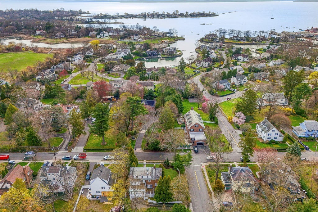 44 of 50 - 16 Locust Avenue, Larchmont, NY