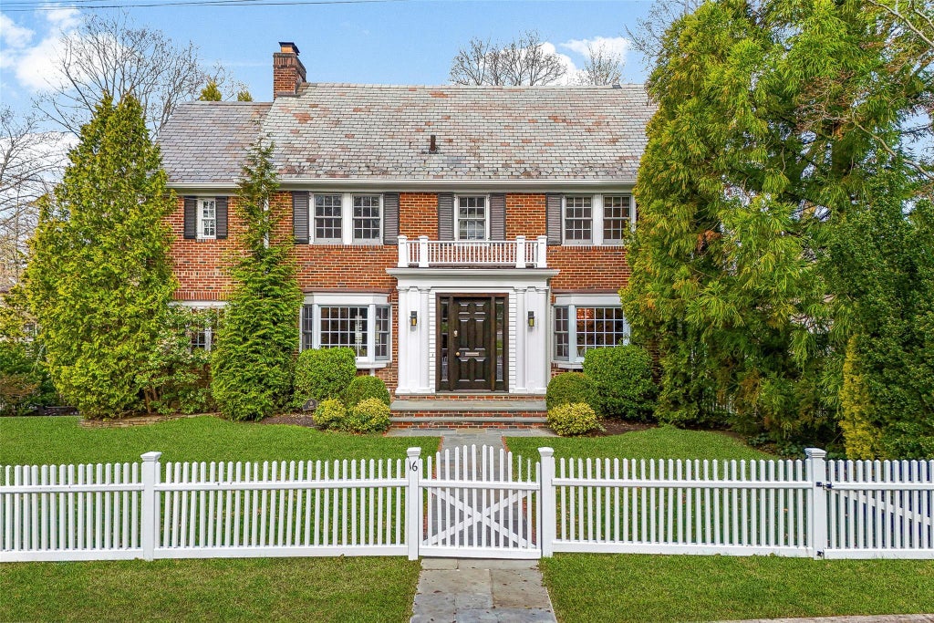 45 of 50 - 16 Locust Avenue, Larchmont, NY