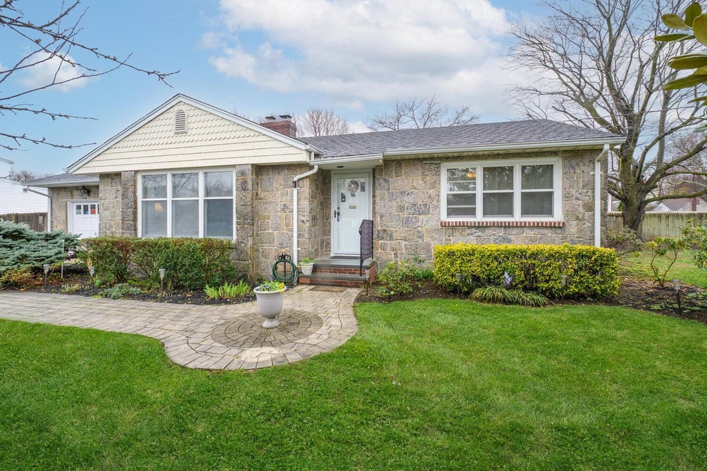 1 of 22 - 125 11th Avenue, Huntington Station, NY