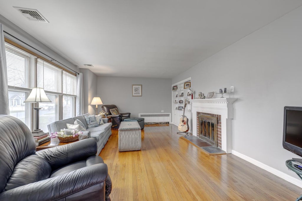 3 of 22 - 125 11th Avenue, Huntington Station, NY