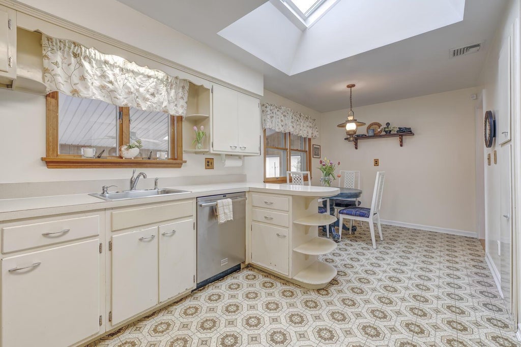 8 of 22 - 125 11th Avenue, Huntington Station, NY