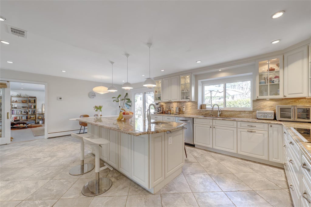 14 of 39 - 60 Juniper Lane, Muttontown, NY