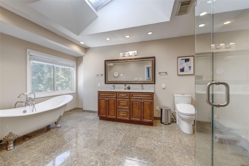 18 of 39 - 60 Juniper Lane, Muttontown, NY