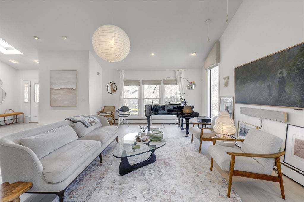 6 of 39 - 60 Juniper Lane, Muttontown, NY