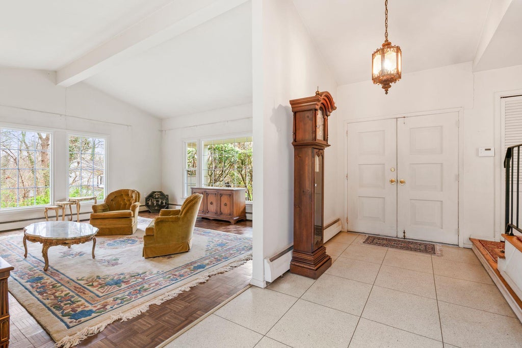4 of 31 - 130 Turtle Cove Lane, Huntington, NY