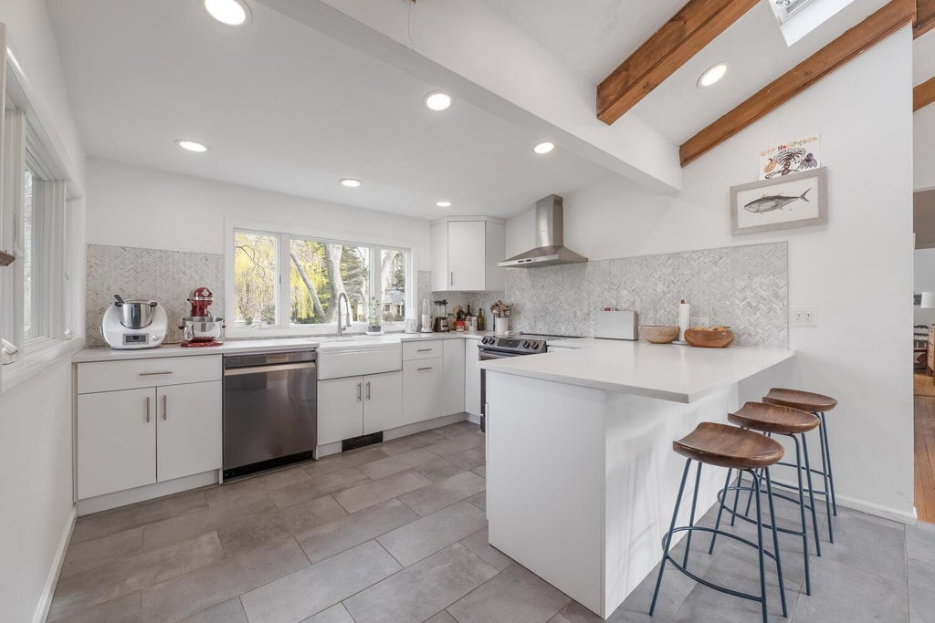 9 of 28 - 35 Turtle Cove Lane, Huntington, NY