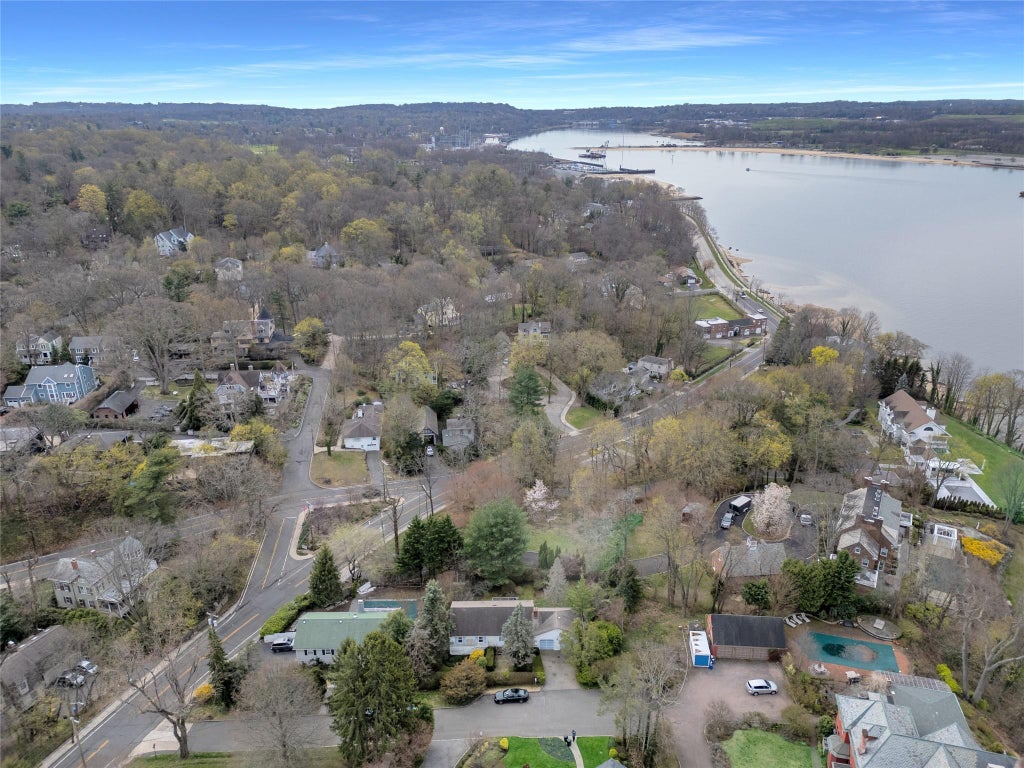 2 of 29 - 3 Sheridan Lane, Sea Cliff, NY