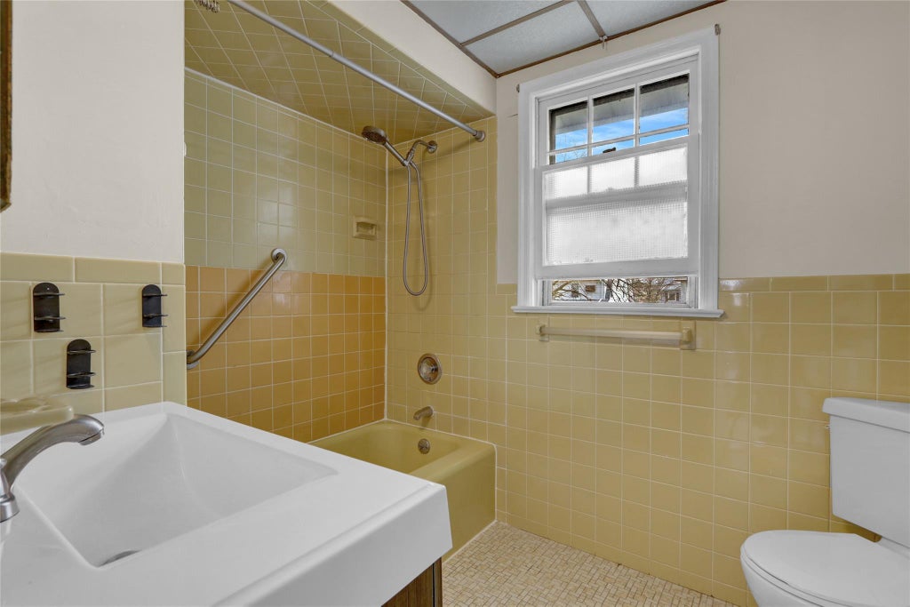 17 of 22 - 25 Gladiolus Avenue, Floral Park, NY