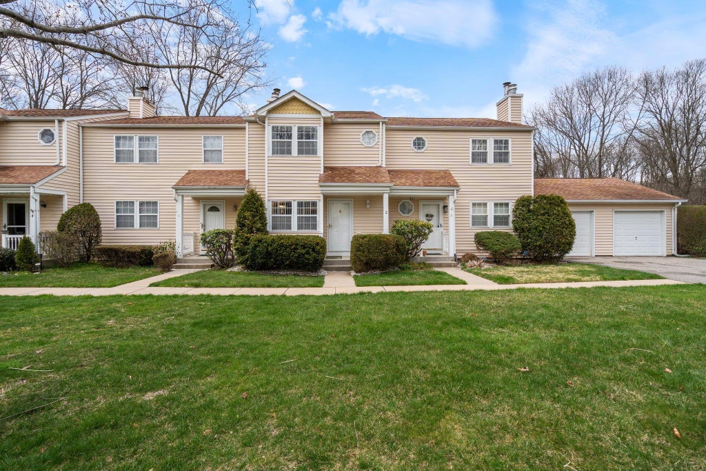 1 of 31 - 2 Smith Commons, Yaphank, NY