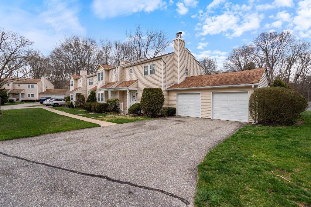 1 of 31 - 2 Smith Commons, Yaphank, NY