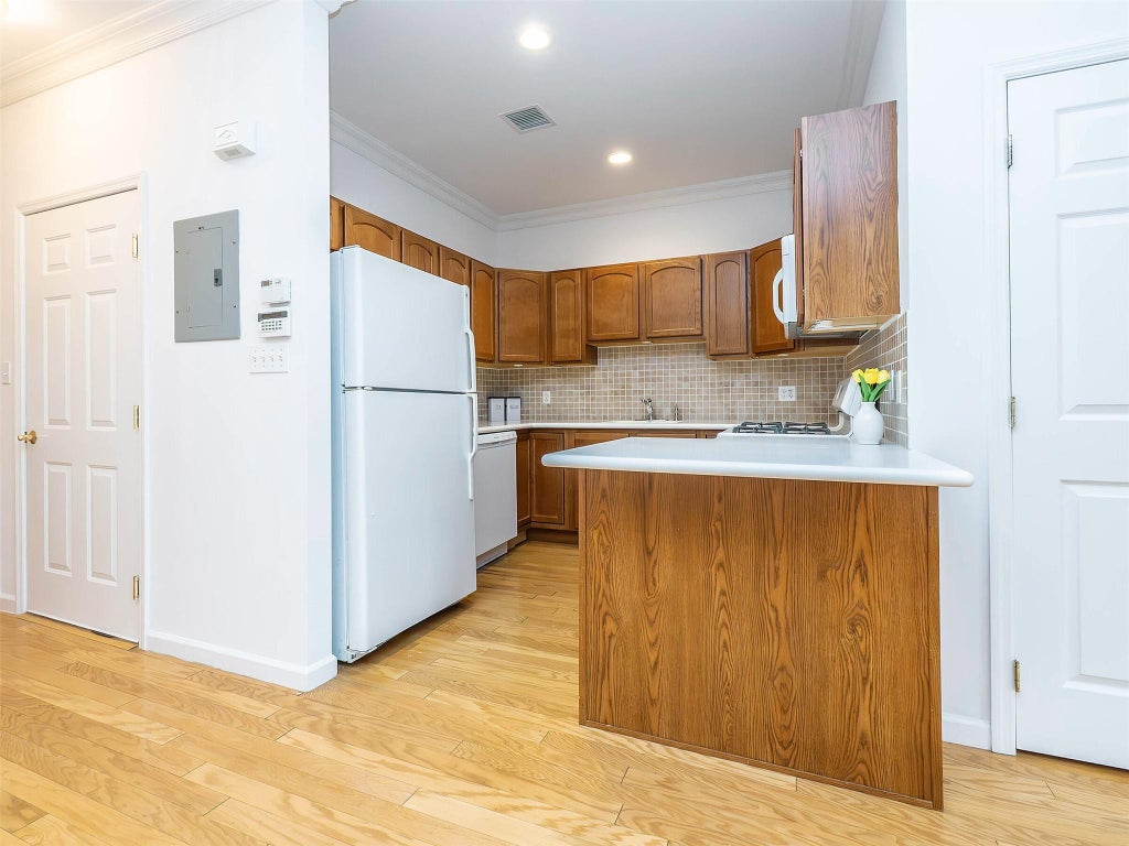 5 of 22 - 19 Miro Place, Port Washington, NY