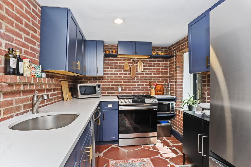 4 of 35 - 354 Bronxville Road, Bronxville, NY
