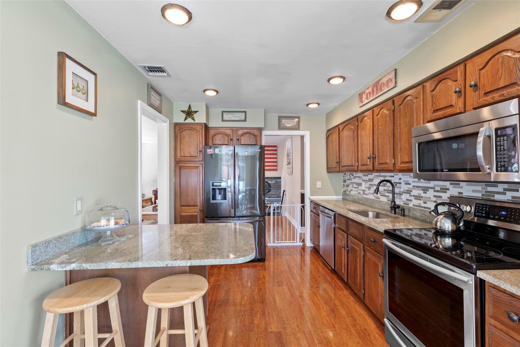 12 of 36 - 10 Holly Drive, East Northport, NY