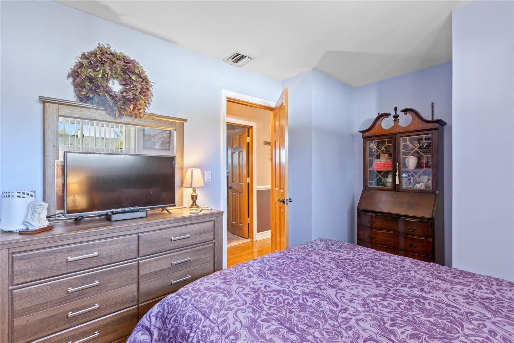 17 of 36 - 10 Holly Drive, East Northport, NY