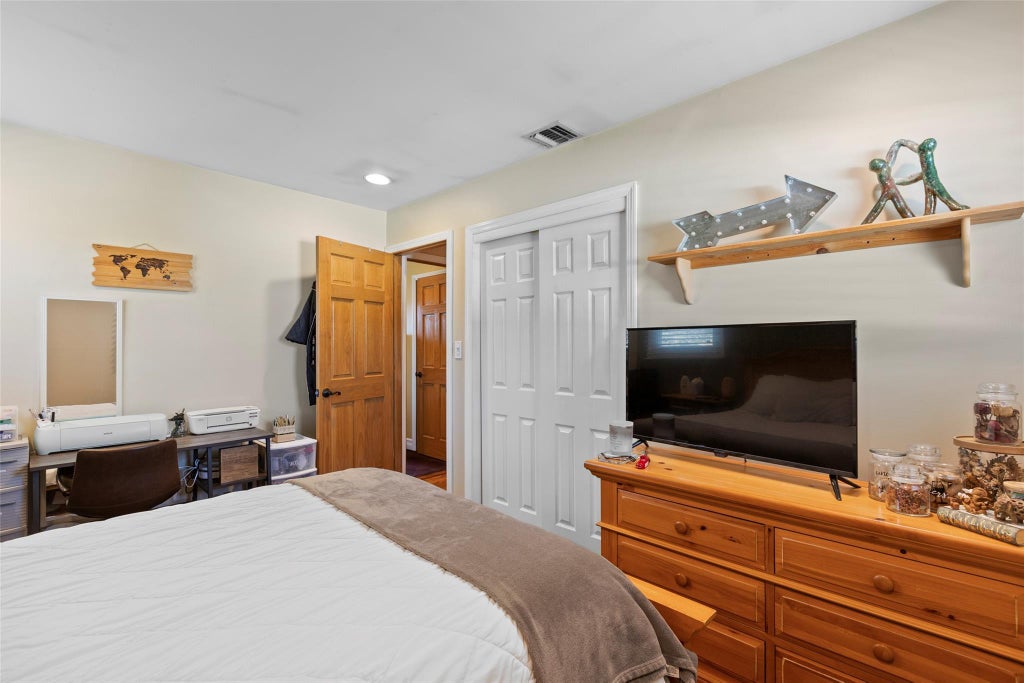 19 of 36 - 10 Holly Drive, East Northport, NY