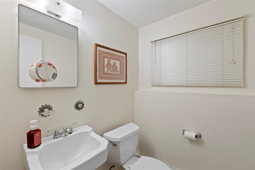 25 of 36 - 10 Holly Drive, East Northport, NY