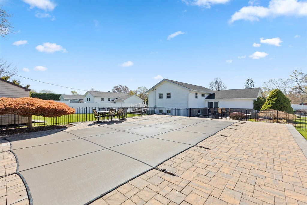 32 of 36 - 10 Holly Drive, East Northport, NY