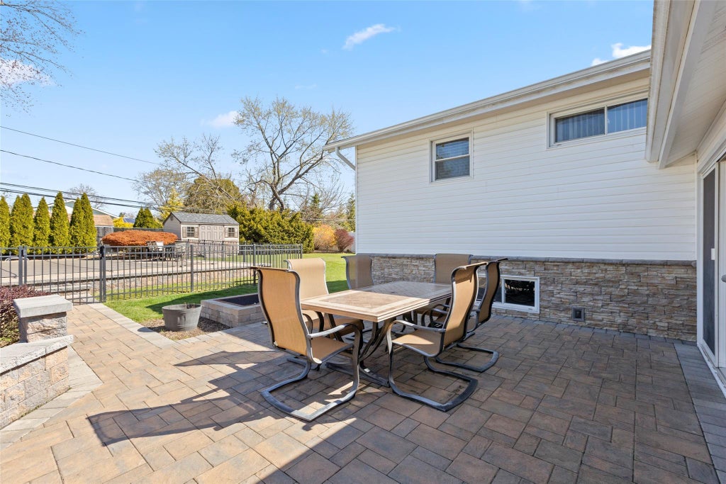33 of 36 - 10 Holly Drive, East Northport, NY