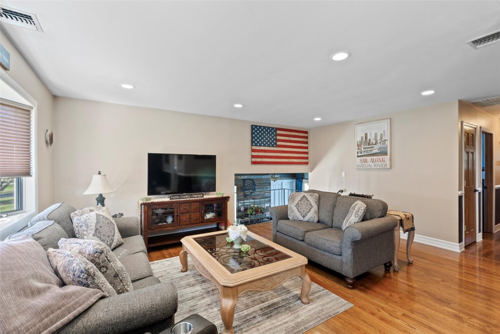 5 of 36 - 10 Holly Drive, East Northport, NY