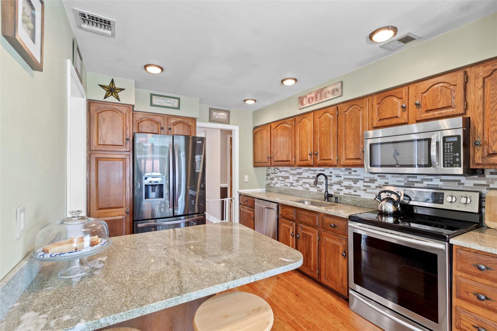 8 of 36 - 10 Holly Drive, East Northport, NY