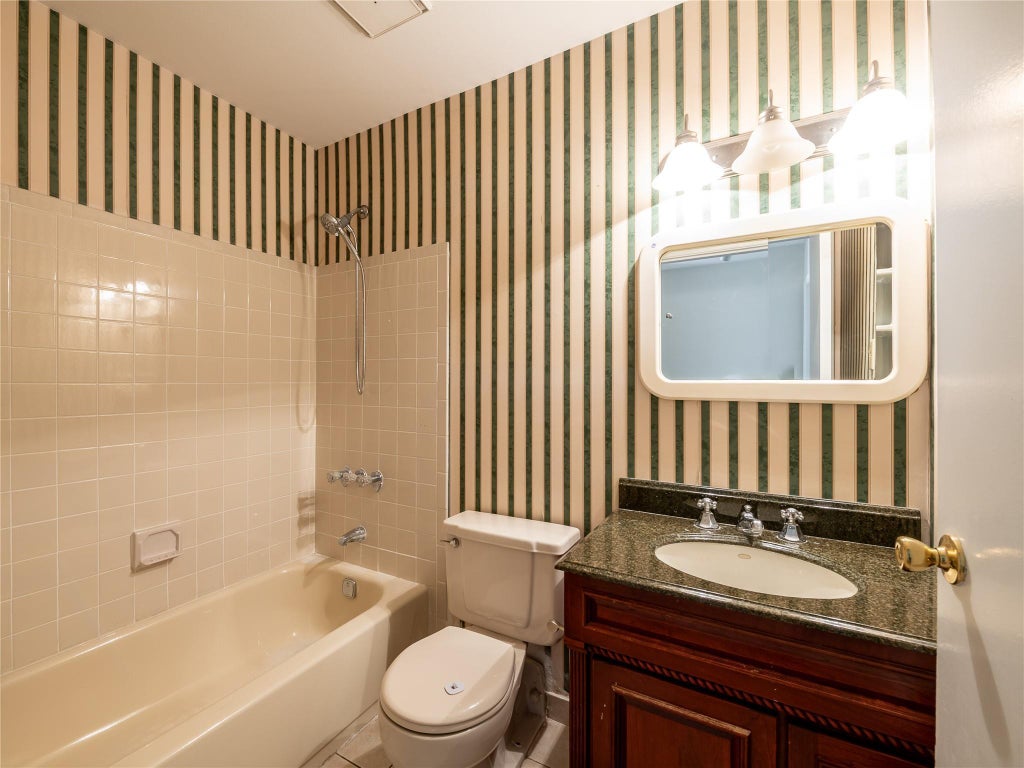 14 of 30 - 1328 Robin Lane # 67u, Bayside, NY