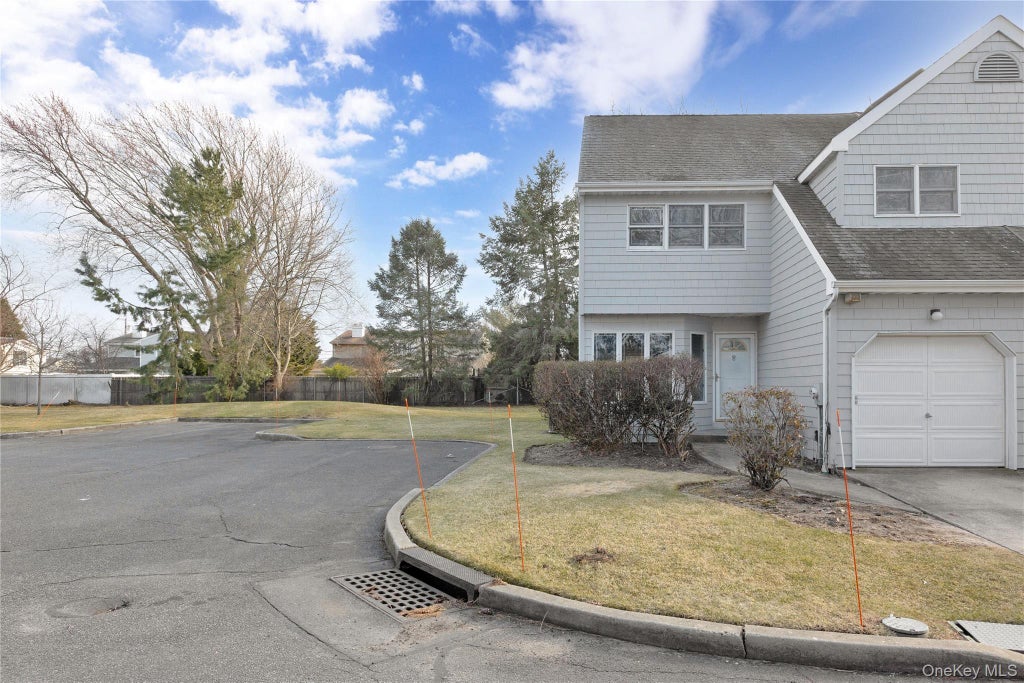 8 Beach Manor Court, West Islip